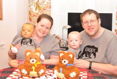 parents with their kids behind teddy bear cakes